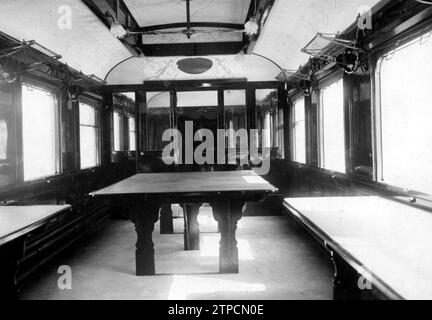 Innenansicht des Zugwagens, wo der Waffenstillstand des Ersten Weltkriegs im Wald von Compiègne, etwa 90 Kilometer nördlich von Paris, unterzeichnet wurde. Im selben Wagen wollte Hitler die Unterzeichnung der französischen Kapitulation am 22. Juni 1940. Danach wurde sie als Kriegsbeute nach Deutschland gebracht. Die SS zerstörte sie vor dem Ende des Zweiten Weltkrieges, um zu verhindern, dass sie zur Unterzeichnung der deutschen Kapitulation genutzt wird. Quelle: Album / Archivo ABC / M. Rol Stockfoto