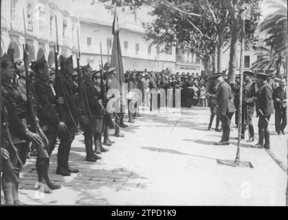 04/22/1931. Jerez de la Frontera: Der Generalkapitän von Andalusien, Cabanellas, grüßt die republikanische Flagge der Streitkräfte, die ihn während der Zeitschrift geehrt haben. Quelle: Album / Archivo ABC / Diego González Ragel Stockfoto