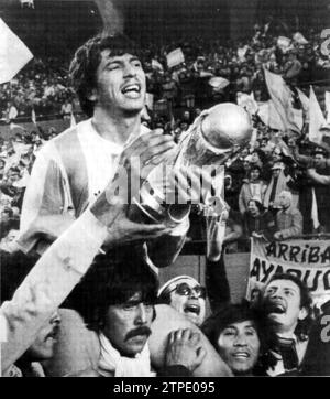 Fußball-WM-Finale 1978 in Argentinien: Der Kapitän der argentinischen Nationalmannschaft, Daniel Passarella, dreht sich um Ehren auf den Schultern eines Fans, während er die Trophäe der FIFA-Weltmeisterschaft in den Händen hält. Quelle: Album/Archivo ABC Stockfoto