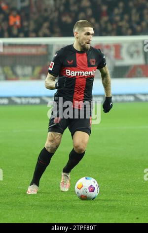 20.12.2023, BayArena, Leverkusen, DE, 1.FBL. Bayer 04 Leverkusen vs. VfL Bochum, im Bild Robert Andrich (Leverkusen #8), Einzelaktion, Ganzkörper/Ganzkoerper, Ball am Fuss, Foto © nordphoto GmbH/Meuter DFL-Vorschriften verbieten die Verwendung von Fotografien als Bildsequenzen und/oder Quasi-Video. Stockfoto