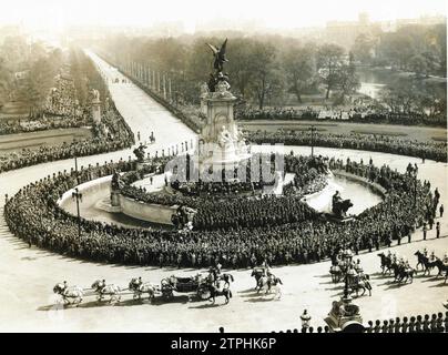 05/05/1935. Foto vom Dach des Buckingham Palace als SS.mm. Sie fahren in die St. Paul's Cathedral. Quelle: Album / Archivo ABC / Vidal Stockfoto