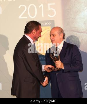 Madrid, 12.02.2015. Verleihung des Journalistikpreises der Civil Guard. In diesem Bild erhält Carlos Herrera seine Auszeichnung vom Innenminister Jorge Fernández Díaz. Foto: Ernesto Agudo ARCHDC. Quelle: Album/Archivo ABC/Ernesto Agudo Stockfoto