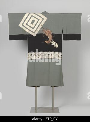 Man’s Under-Kimono, 1940 Sub-Kimono (Nagajuban) für und ein Mann mit einer Verzierung eines großen Familienwappens (Mon) von drei Quadraten, einem langen Komfort, der von seiner Skala kommt, und einem horizontalen Band mit Kalligraphienamen am unteren Rand eines breiteren horizontalen schwarzen Gürtels, vor grünem Hintergrund. Er wurde anlässlich des Namenswechsels des Kabuki-Schauspielers Ichikawa Danjuro XI, dessen Familienwappen hier abgebildet ist und der im Mai 1940 den Titel Ebizo IX trug, auf den der Langest (EBI) verweist. Die Band Caligraphic nennt andere Kabuki-Schauspieler. Kreppseide (Chirimen) mit schablonierten Yuzen-Dekorationen und Stockfoto