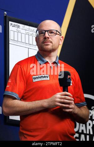 Dartspieler Mark Webster / Spider bei der World Darts Gala 2023 in der Lanxess-Arena. Köln, 08.12.2023 NRW Deutschland *** Darts Spieler Mark Webster Spider bei der World Darts Gala 2023 in der Lanxess Arena Köln, 08 12 2023 NRW Deutschland Copyright: XChristophxHardtx Stockfoto