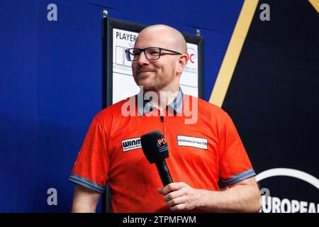 Dartspieler Mark Webster / Spider bei der World Darts Gala 2023 in der Lanxess-Arena. Köln, 08.12.2023 NRW Deutschland *** Darts Spieler Mark Webster Spider bei der World Darts Gala 2023 in der Lanxess Arena Köln, 08 12 2023 NRW Deutschland Copyright: XChristophxHardtx Stockfoto