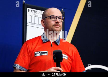 Dartspieler Mark Webster / Spider bei der World Darts Gala 2023 in der Lanxess-Arena. Köln, 08.12.2023 NRW Deutschland *** Darts Spieler Mark Webster Spider bei der World Darts Gala 2023 in der Lanxess Arena Köln, 08 12 2023 NRW Deutschland Copyright: XChristophxHardtx Stockfoto