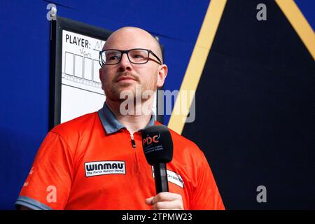 Dartspieler Mark Webster / Spider bei der World Darts Gala 2023 in der Lanxess-Arena. Köln, 08.12.2023 NRW Deutschland *** Darts Spieler Mark Webster Spider bei der World Darts Gala 2023 in der Lanxess Arena Köln, 08 12 2023 NRW Deutschland Copyright: XChristophxHardtx Stockfoto