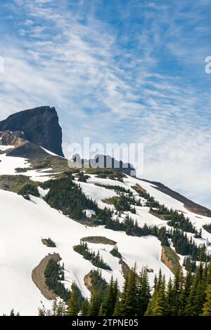 Black Tusk erhebt sich über die Frühlingslandschaft, ein Leuchtturm für Wanderer im Garibaldi Park Stockfoto