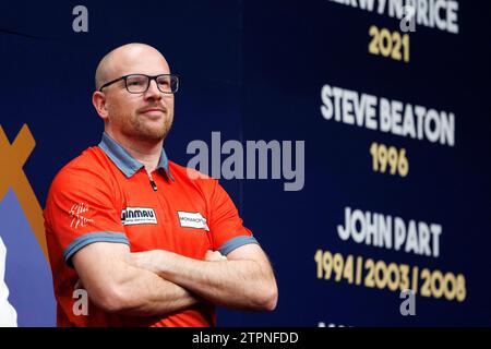 Dartspieler Mark Webster / Spider bei der World Darts Gala 2023 in der Lanxess-Arena. Köln, 08.12.2023 NRW Deutschland *** Darts Spieler Mark Webster Spider bei der World Darts Gala 2023 in der Lanxess Arena Köln, 08 12 2023 NRW Deutschland Copyright: XChristophxHardtx Stockfoto