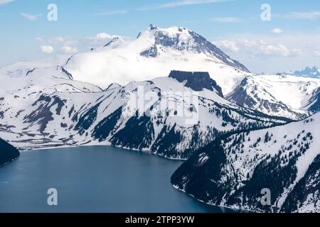 Garibaldis eisige Gipfel ragen über einen ruhigen, gletschblauen See. Stockfoto