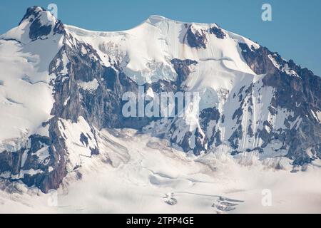 Die Gletscherkappe des Garibaldi-Berges sonnt sich in der alpinen Sonne Stockfoto