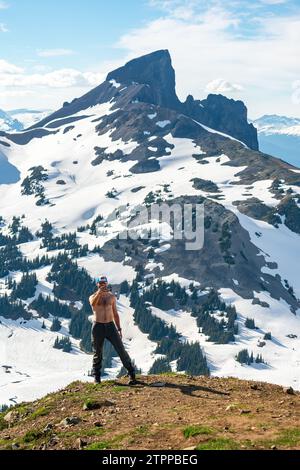 Wanderer feiert den Aufstieg mit Black Tusk im Hintergrund. Stockfoto