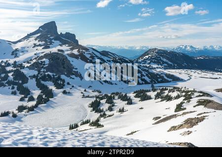 Weitläufige Bergaussichten unter einem weiten Himmel im Garibaldi Provincial Park, BC. Stockfoto