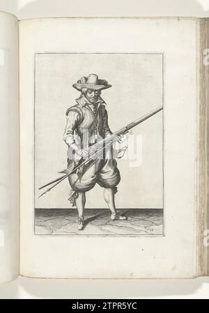 Soldat, der Kruit von seiner Muskete schüttelt (Nr. 19), ca. 1600, 1597 - 1607 Ein Soldat rechts, rechts, der mit beiden Händen eine Muskete (eine bestimmte Schusswaffe) schüttelt, um sie möglicherweise unter der Pfanne (Pulverreservoir) (Nr. 19), ca. 1600. In seiner linken Hand neben dem Verlauf der Muskete, aber auch eine Furke (Muskettengabel) und ein brennender Docht. Platte 19 in der Anleitung zum Umgang mit der Muskete: Corte Initiation auf dem Figuerliicke-Bild, so sehr auf dem rechten Ghebruyck Vant Musquet. Teil der Illustrationen in: J. de Gheyn, Waffenhandel von Roers Musquetten and Spie Stockfoto