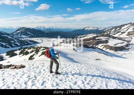 Der Wanderer erkundet riesige schneebedeckte Ausblicke im Hinterland von British Columbia. Stockfoto