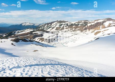 Weitläufige Bergaussichten unter einem weiten Himmel im Garibaldi Provincial Park, BC. Stockfoto