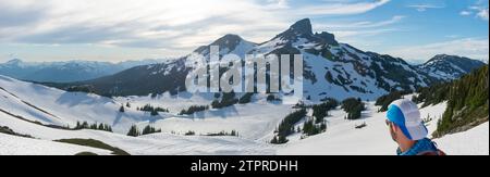 Wanderer auf dem Panorama Ridge, der im Frühjahr den legendären Black Tusk beobachtet. Stockfoto