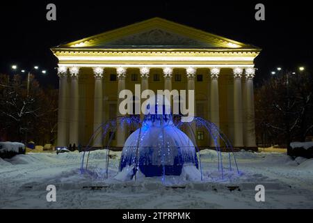 Ryazan, Russland - 16. Dezember 2023: Schneebedeckter Brunnen vor dem Theatergebäude auf dem Stadtplatz Stockfoto