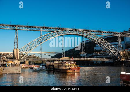 Bild der Don-Luis-I-Brücke in Porto. Stockfoto