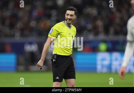 Frankfurt Am Main, Deutschland. Dezember 2023. 20.12.2023, Fussball-Bundesliga, Eintracht Frankfurt - Borussia Mönchengladbach, emonline, emspor, v.l., Schiedsrichter Florian Badstübner DFL/DFB-VORSCHRIFTEN VERBIETEN JEDE VERWENDUNG VON FOTOGRAFIEN ALS BILDSEQUENZEN UND/ODER QUASI-VIDEO. Xdcx Credit: dpa/Alamy Live News Stockfoto