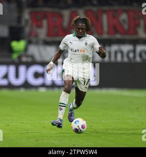 Frankfurt Am Main, Deutschland. Dezember 2023. 20.12.2023, Fussball Bundesliga, Eintracht Frankfurt - Borussia Mönchengladbach, emonline, emspor, v.l., Manu Kone (Borussia Mönchengladbach) DFL/DFB-VORSCHRIFTEN VERBIETEN DIE VERWENDUNG VON FOTOGRAFIEN ALS BILDSEQUENZEN UND/ODER QUASI-VIDEO. Xdcx Credit: dpa/Alamy Live News Stockfoto