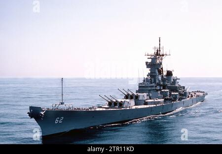 Bug-Blick aus der Vogelperspektive auf das Schlachtschiff USS NEW JERSEY (BB 62), das im April 1983 unterwegs ist Stockfoto