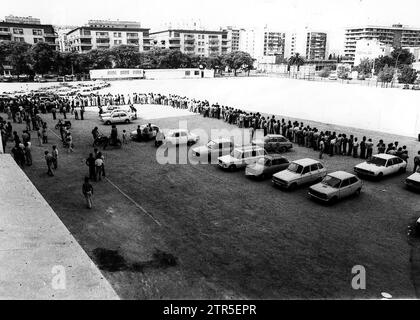 Juni 1982. Im Stadion Sánchez Pizjuan stehen Fans an, um Tickets für das Spiel Brasilien-UdSSR bei der Weltmeisterschaft 1982 zu kaufen. Seit dem frühen Morgen versammelten sich Hunderte von Fans im Stadion Ramón Sánchez-Pizjuan, um in den sechs offenen Ticketbüros von neun die Locations of Brazil-URSS und das Halbfinale am 8. Juli zu erwerben. Lange Wartezeiten und Geduld, unterstützt durch den gemeinsamen Nenner der Leidenschaft für den Fußball. (Foto Ruesga Bono). Quelle: Album / Archivo ABC / Ruesga Stockfoto