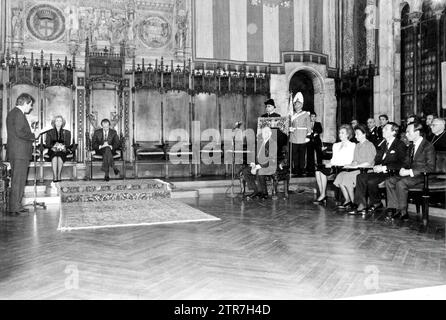 01/18/1987. Der König überreicht seinem Vater, dem Grafen von Barcelona, die Goldmedaille von Barcelona im Cent Room des Rathauses von Barcelona. Quelle: Album / Archivo ABC / José García Stockfoto