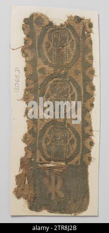 Weefselfragment Met Nail Anonym um 700 - um 899 Grau-grün und natürlicher Clavus (?) Mit drei Medaillons mit einer stilisierten menschlichen Figur am Boden eines unregelmäßigen X mit einem vertikalen Streifen durch das Kreuz. Das ganze auf beiden Seiten ist mit einer Perlenkante beschnitten. Unten links befindet sich noch ein Fragment des Substratgewebes. Ägypten Ketting ein Element: Leinen (Material). Eintrag: Wollteppich Grau-grün und natürlicher Clavus (?) Mit drei Medaillons mit einer stilisierten menschlichen Figur am Boden eines unregelmäßigen X mit einem vertikalen Streifen durch das Kreuz. Das ganze auf beiden Seiten ist mit einer Perlenkante beschnitten. Am Bot Stockfoto