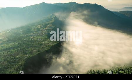 Blick auf das Dorf Cemorolawang, Mount Bromo, Indonesien an einem nebeligen Morgen Stockfoto
