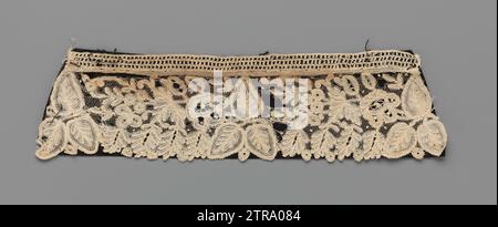 Gemischte Seite mit herzförmigen Blättern durchsetzt von Rosen oder Beeren, anonym, ca. 1875 - ca. 1899 Manschette aus naturfarbener gemischter Seite - Spule in Kombination mit Nadel - Dichtung - Herzogin Brüssel. Das Muster besteht aus herzförmigen Blättern, die drei- und fünfmal platziert werden und von Blumensträuben (oder Beeren?) durchsetzt sind. Die Motive wurden in Leinen und Hauptfächern getroffen. Die großen Motive werden durch Konturfäden betont, die aus grob genähten Drahtbündeln bestehen. Die Seite wird auf eine schwarze (künstliche) Seidenoberfläche gelegt. Brüssel (möglicherweise) Leinen (Material) gemischte Spitze / Stockfoto