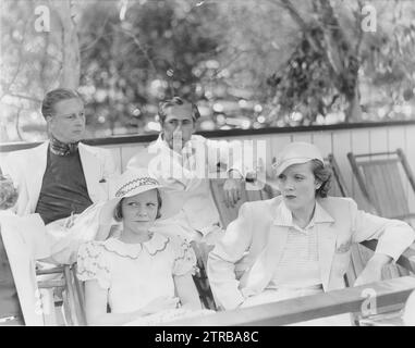 12/31/1934. Marlene mit ihrer Tochter María Riva, dahinter ihr Mann und ihr entdecker Josef von Sternberg während eines Polospiels. Quelle: Album/Archivo ABC Stockfoto