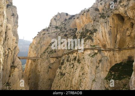 Gitanes-Schlucht (Málaga), 23.03.2015. Die Schlucht verläuft zwischen den Gemeinden Ardales, Álora und Antequera, neben dem Dorf und dem El Chorro Stausee. Es gibt einen drei Kilometer langen Weg, der für Wartungstechniker gebaut wurde, um den El Chorro Stausee zu erreichen, der an den Wänden der Schlucht hängt. König Alfonso XIII. Besuchte es 1921 und seitdem wurde es Caminito del Rey genannt, kürzlich restauriert. Quelle: Album / Archivo ABC / Raúl Doblado Stockfoto