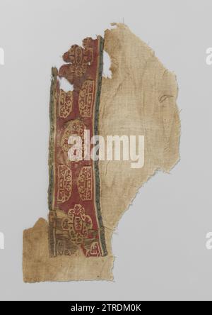 Weefselfragment met Nagel Anonym um 600 - um 799 Naturleinengewebefragment mit gesätem Clavus mit natürlichen geometrischen Motiven (Kreise, Lappenformen mit kleinen Motiven) auf rotem Boden. Der Reifen ist mit grünen Kanten und schwarzer Linienzeichnung versehen. Ägypten Ketting ein Element: Leinen (Material). Eintrag: Wollteppich Naturleinen-Gewebefragment mit gesätem Clavus mit natürlichen geometrischen Motiven (Kreise, Lappenformen mit kleinen Motiven) auf rotem Boden. Der Reifen ist mit grünen Kanten und schwarzer Linienzeichnung versehen. Ägypten Ketting ein Element: Leinen (Material). Eintrag: Wandteppich aus Wolle Stockfoto