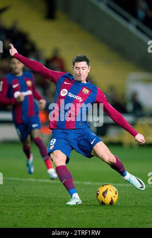 Barcelona, Spanien. Dezember 2023. Robert Lewandowski aus Barcelona schießt den Ball während des Fußballspiels La Liga zwischen dem FC Barcelona und UD Almeria in Barcelona, Spanien, am 20. Dezember 2023. Quelle: Joan Gosa/Xinhua/Alamy Live News Stockfoto