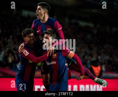 Barcelona, Spanien. Dezember 2023. Die Spieler von Barcelona feiern ein Tor während des Fußballspiels La Liga zwischen dem FC Barcelona und UD Almeria in Barcelona, Spanien, am 20. Dezember 2023. Quelle: Joan Gosa/Xinhua/Alamy Live News Stockfoto