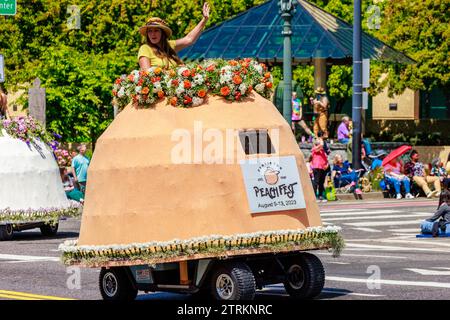 Portland, Oregon, USA – 10. Juni 2023: Penticton Peach Festival Mini-Float in der Grand Floral Parade während des Portland Rose Festivals 2023. Stockfoto