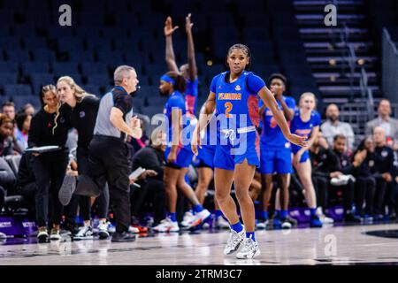 Charlotte, NC, USA. Dezember 2023. Florida Gators verteidigt Aliyah Matharu (2) während der ersten Halbzeit gegen die Michigan Wolverines im Jumpman Invitational 2023 im Spectrum Center in Charlotte, NC. (Scott Kinser/CSM). Quelle: csm/Alamy Live News Stockfoto