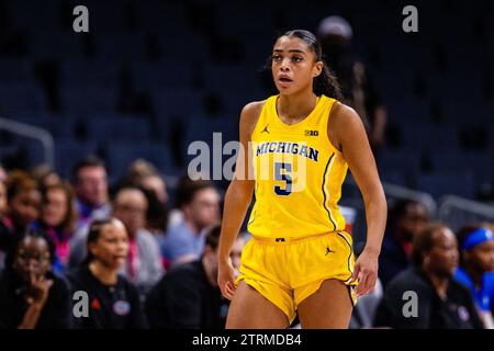 Charlotte, NC, USA. Dezember 2023. Michigan Wolverines schützen Laila Phelia (5) während der ersten Halbzeit gegen die Florida Gators im Jumpman Invitational 2023 im Spectrum Center in Charlotte, NC. (Scott Kinser/CSM). Quelle: csm/Alamy Live News Stockfoto