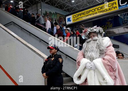 Mexiko-Stadt, Mexiko. Dezember 2023. Der auf Statuismus spezialisierte szenische Künstler Jose Miguel Moctezuma, charakterisiert als der beleuchtete Weihnachtsmann, verteilt Umarmungen und macht ein Erinnerungsfoto mit Nutzern des Metro Collective Transportation System in Mexiko-Stadt. Am 20. Dezember 2023 in Mexiko-Stadt, Mexiko (Credit Image: © Luis Barron/eyepix via ZUMA Press Wire) NUR REDAKTIONELLE VERWENDUNG! Nicht für kommerzielle ZWECKE! Stockfoto