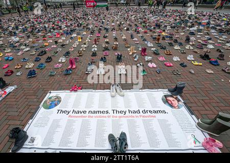 „Sie haben Namen. Sie hatten Träume.“ Großes Poster, auf dem einige der von Israel während der zehnwöchigen Belagerung des Gazastreifens getöteten Personen genannt werden. Mehr als 8000 Paar Kinderschuhe wurden in ordentlichen Reihen auf der de Binnenrotte, einem Platz in Rotterdam, angelegt. Die Schuhe waren eine symbolische Geste der ermordeten Kinder Palästinas, die durch wahllose Bombardements von Land, Meer und Luft durch die israelischen Streitkräfte getötet wurden. Seit dem 7. Oktober hat die Zahl der Todesopfer 20.000 überschritten und mindestens 40.000 verletzt, wobei 7.000 bis 8.000 Leichen unter den Trümmern vergraben sind, hauptsächlich Frauen und Kinder. Es wird gehofft Stockfoto