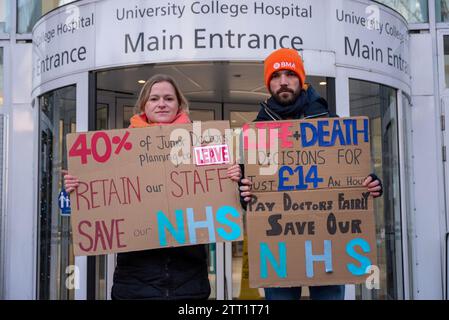 London, Großbritannien. Dezember 2023. Demonstranten halten ihre Plakate vor dem University College Hospital in London, Großbritannien. BMA (British Medical Association) sagt, dass die Bezahlung der Ärzte in der Nachwuchsärzte seit 2008 um mehr als ein Viertel gekürzt wurde. Aus diesem Grund streiken sie für eine vollständige Lohnwiederherstellung. (Foto: Krisztian Elek/SOPA Images/SIPA USA) Credit: SIPA USA/Alamy Live News Stockfoto