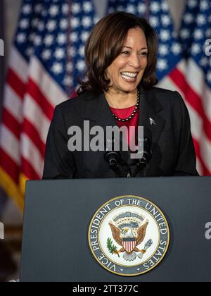 Washington, Alabama, USA. Dezember 2023. Vizepräsidentin KAMALA HARRIS spricht auf der dritten Sitzung des Nationalen Weltraumrats. Das Treffen konzentriert sich auf internationale Weltraumpartnerschaften und das Artemis-Programm, die von den USA geleiteten internationalen Koalitionsbemühungen, zum Mond zurückzukehren. (Credit Image: © Sue Dorfman/ZUMA Press Wire) NUR REDAKTIONELLE VERWENDUNG! Nicht für kommerzielle ZWECKE! Stockfoto