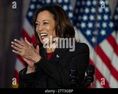 Washington, Alabama, USA. Dezember 2023. Vizepräsidentin KAMALA HARRIS spricht auf der dritten Sitzung des Nationalen Weltraumrats. Das Treffen konzentriert sich auf internationale Weltraumpartnerschaften und das Artemis-Programm, die von den USA geleiteten internationalen Koalitionsbemühungen, zum Mond zurückzukehren. (Credit Image: © Sue Dorfman/ZUMA Press Wire) NUR REDAKTIONELLE VERWENDUNG! Nicht für kommerzielle ZWECKE! Stockfoto