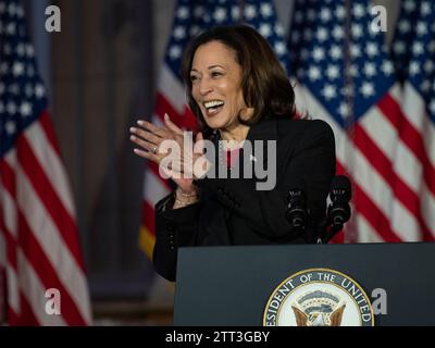 Washington, Alabama, USA. Dezember 2023. Vizepräsidentin KAMALA HARRIS spricht auf der dritten Sitzung des Nationalen Weltraumrats. Das Treffen konzentriert sich auf internationale Weltraumpartnerschaften und das Artemis-Programm, die von den USA geleiteten internationalen Koalitionsbemühungen, zum Mond zurückzukehren. (Credit Image: © Sue Dorfman/ZUMA Press Wire) NUR REDAKTIONELLE VERWENDUNG! Nicht für kommerzielle ZWECKE! Stockfoto