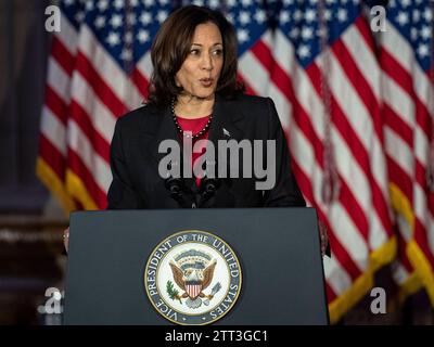 Washington, Alabama, USA. Dezember 2023. Vizepräsidentin KAMALA HARRIS spricht auf der dritten Sitzung des Nationalen Weltraumrats. Das Treffen konzentriert sich auf internationale Weltraumpartnerschaften und das Artemis-Programm, die von den USA geleiteten internationalen Koalitionsbemühungen, zum Mond zurückzukehren. (Credit Image: © Sue Dorfman/ZUMA Press Wire) NUR REDAKTIONELLE VERWENDUNG! Nicht für kommerzielle ZWECKE! Stockfoto