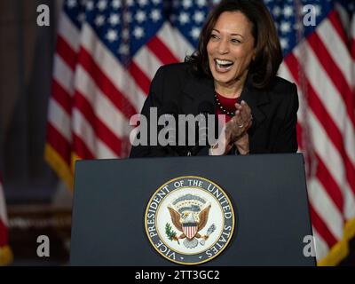 Washington, Alabama, USA. Dezember 2023. Vizepräsidentin KAMALA HARRIS spricht auf der dritten Sitzung des Nationalen Weltraumrats. Das Treffen konzentriert sich auf internationale Weltraumpartnerschaften und das Artemis-Programm, die von den USA geleiteten internationalen Koalitionsbemühungen, zum Mond zurückzukehren. (Credit Image: © Sue Dorfman/ZUMA Press Wire) NUR REDAKTIONELLE VERWENDUNG! Nicht für kommerzielle ZWECKE! Stockfoto