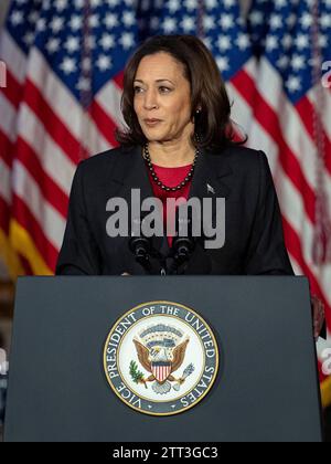 Washington, Alabama, USA. Dezember 2023. Vizepräsidentin KAMALA HARRIS spricht auf der dritten Sitzung des Nationalen Weltraumrats. Das Treffen konzentriert sich auf internationale Weltraumpartnerschaften und das Artemis-Programm, die von den USA geleiteten internationalen Koalitionsbemühungen, zum Mond zurückzukehren. (Credit Image: © Sue Dorfman/ZUMA Press Wire) NUR REDAKTIONELLE VERWENDUNG! Nicht für kommerzielle ZWECKE! Stockfoto