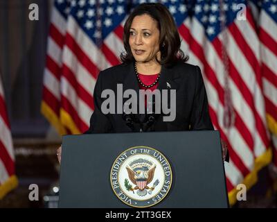 Washington, Alabama, USA. Dezember 2023. Vizepräsidentin KAMALA HARRIS spricht auf der dritten Sitzung des Nationalen Weltraumrats. Das Treffen konzentriert sich auf internationale Weltraumpartnerschaften und das Artemis-Programm, die von den USA geleiteten internationalen Koalitionsbemühungen, zum Mond zurückzukehren. (Credit Image: © Sue Dorfman/ZUMA Press Wire) NUR REDAKTIONELLE VERWENDUNG! Nicht für kommerzielle ZWECKE! Stockfoto