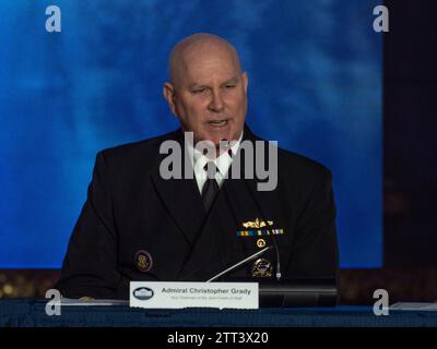 Washington, Alabama, USA. Dezember 2023. Admiral CHRISTOPHER GRADY spricht auf der dritten Sitzung des National Space Council. Das Treffen konzentriert sich auf internationale Weltraumpartnerschaften und das Artemis-Programm, die von den USA geleiteten internationalen Koalitionsbemühungen, zum Mond zurückzukehren. (Credit Image: © Sue Dorfman/ZUMA Press Wire) NUR REDAKTIONELLE VERWENDUNG! Nicht für kommerzielle ZWECKE! Stockfoto